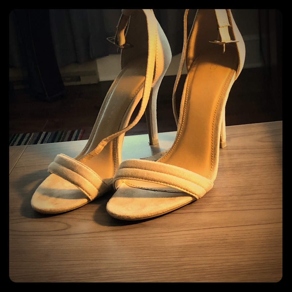 Women’s heels size 8 in good condition!